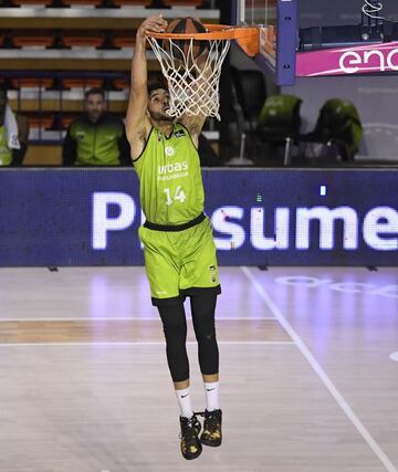 Leo Meindl realiza una mate ante el Valencia Basket en la temporada 2020-21.