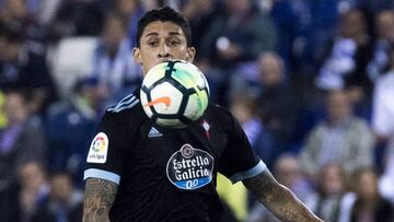 Pablo Hernández controla el balón durante el partido del Celta contra el Espanyol en Cornellá.