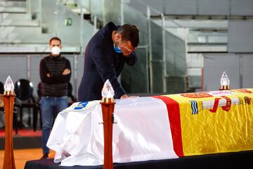 La capilla ardiente de Manolo Santana en la Caja M¨¢gica