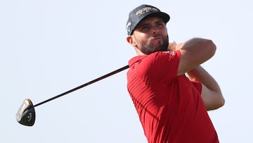 El golfista espa&ntilde;ol Adri Arnaus golpea la bola durante la jornada final del PIF Saudi International en el Royal Greens Golf &amp; Country Club de Al Murooj, Saudi Arabia.