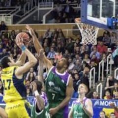 El Unicaja desnuda al Maccabi y ya está en el Top-16