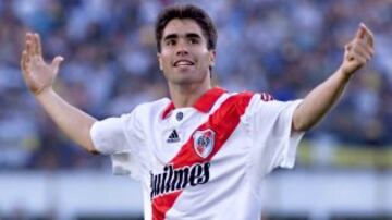 Fue el primer colombiano en jugar un superclásico con River. Su primer partido ante Boca fue el 11 de abril de 1998. 