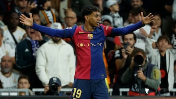 MADRID, 26/10/2024.- El delantero del FC Barcelona Lamine Yamal celebra tras anotar el tercer gol de su equipo durante el partido de la jornada 11 de LaLiga EA Sports entre el Real Madrid y el FC Barcelona, este sábado en el estadio Santiago Bernabéu, en Madrid. EFE/Juanjo Martín