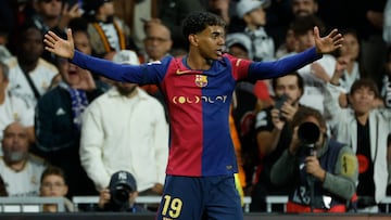 MADRID, 26/10/2024.- El delantero del FC Barcelona Lamine Yamal celebra tras anotar el tercer gol de su equipo durante el partido de la jornada 11 de LaLiga EA Sports entre el Real Madrid y el FC Barcelona, este sábado en el estadio Santiago Bernabéu, en Madrid. EFE/Juanjo Martín