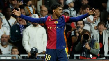 MADRID, 26/10/2024.- El delantero del FC Barcelona Lamine Yamal celebra tras anotar el tercer gol de su equipo durante el partido de la jornada 11 de LaLiga EA Sports entre el Real Madrid y el FC Barcelona, este sábado en el estadio Santiago Bernabéu, en Madrid. EFE/Juanjo Martín
