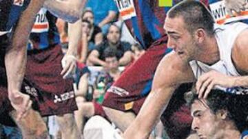 <b>INTENSIDAD. </b>Axel Hervelle y Roger Grimau luchan por un balón suelto. Las fuertes defensas marcaron la segunda parte del choque.