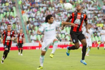 Martín Bravo, de Santos, y Oscar Murillo, de Pachuca, en la disputa del balón.