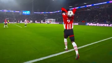 Malik Tillman, jugador del PSV, sacó de forma ilegal para asistir a Flamingo ante el Girona.