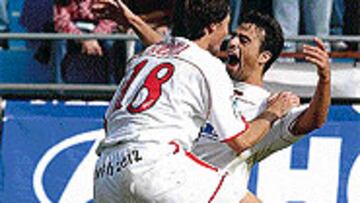 <B>EUFÓRICOS</b>. Redondo y Toedtli celebran felices un gol sevillista en la mañana gaditana.