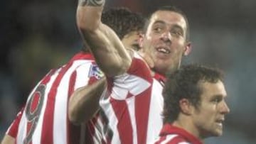 <b>CON LA CARA. </b>Urko Vera, como se aprecia en la imagen de arriba, logró el gol rematando de lleno con la cara.