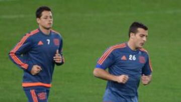 Chicharito, en la foto junto a Donati, es la gran baza del Leverkusen ante el Roma.