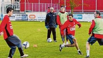 <b>ENSAYO. </b>Alfaro,  Cristo Martín, Clavero, Nino, Ayoze y Juanlu se ejercitan en uno de los ejercicios realizados ayer por el equipo en tierras vitorianas. Allí ultimó preparativos José Luis Oltra.