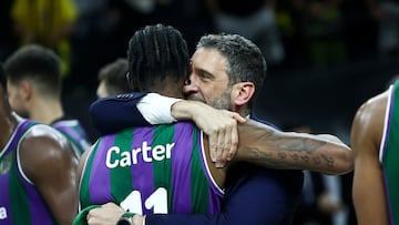 Tyson Carter se abraza con Ibon Navarro tras ganar la pasada BCL.