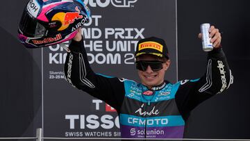 Towcester (United Kingdom), 25/05/2025.- CFMoto Aspar Team rider David Alonso of Colombia celebrates third place in the Moto2 race at the Motorcycling Grand Prix of Great Britain at the Silverstone Circuit race track in Towcester, Britain, 25 May 2025. (Motociclismo, Gran Bretaña, Reino Unido) EFE/EPA/TIM KEETON