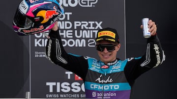 Towcester (United Kingdom), 25/05/2025.- CFMoto Aspar Team rider David Alonso of Colombia celebrates third place in the Moto2 race at the Motorcycling Grand Prix of Great Britain at the Silverstone Circuit race track in Towcester, Britain, 25 May 2025. (Motociclismo, Gran Bretaña, Reino Unido) EFE/EPA/TIM KEETON