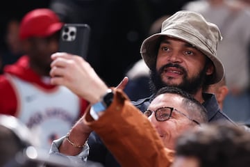 Un espectador se toma un selfie junto al ex jugador de baloncesto Joakim Noah. 