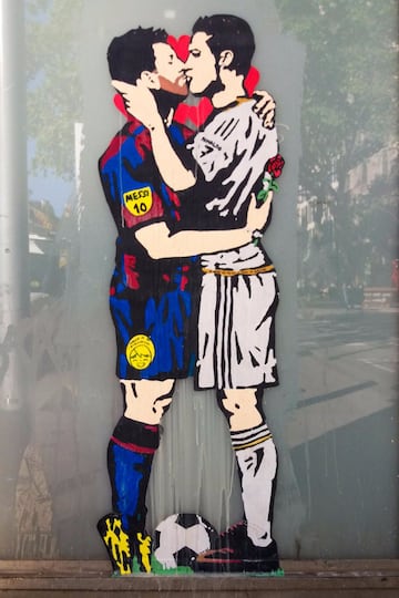 Barcelona y Real Madrid. Gracias a este graffiti en Barcelona, TVBoy saltó a la fama. El día de Sant Jordi y del Clásico, Cristiano y Messi se fundían en un apasionado beso para esta obra llamada Love is blind (el amor es ciego). Ambos tienen una gran rivalidad y mi mensaje es que no hay que tomarse el fútbol tan en serio, hay que disfrutarlo, confesó el autor a AS.