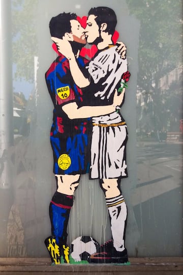 Barcelona y Real Madrid. Gracias a este graffiti en Barcelona, TVBoy saltó a la fama. El día de Sant Jordi y del Clásico, Cristiano y Messi se fundían en un apasionado beso para esta obra llamada Love is blind (el amor es ciego). Ambos tienen una gran rivalidad y mi mensaje es que no hay que tomarse el fútbol tan en serio, hay que disfrutarlo, confesó el autor a AS.