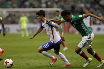 El jugador de Estados Unidos Christian Ulisic disputa el bal&oacute;n con Diego Reyes de M&eacute;xico.