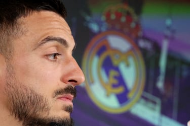 Joselu compareciendo ante los medios de comunicación durante su presentación como nuevo jugador del Real Madrid.