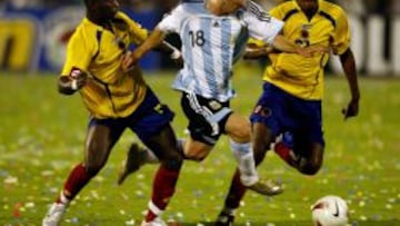 Javier Arizala y Jorge Banguero, marcando a Lionel Messi en el partido de la Copa Am&eacute;rica de Venezuela 2007 (gan&oacute; Argentina 4-2).