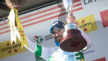 GRAF8495. LA MOLINA (GIRONA) 22/03/2018.- El ciclista español del Movistar, Alejandro Valverde, con el maillot y trofeo de líder en la general celebra en el podio, su victoria en la cuarta etapa, la etapa reina de la Volta Ciclista a Catalunya, de 170,800 km entre LLanars (Vall de Camprodón) y La Molina (Alp) EFE/Quique García