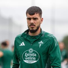 Aleksa Puric, giro de estilo en la defensa del Racing de Ferrol