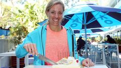 Angelique Kerber posa con una tarta por su 29 cumplea&ntilde;os despu&eacute;s de ganar a su compatriota Carina Witthoeft en el partido de segunda ronda del Australia Open.