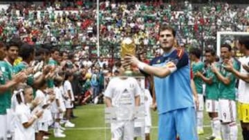 <b>PASEO A LOS CAMPEONES. </b>La selección de Meza le hizo paseíllo a España al inicio del partido en el Estadio Azteca. Casillas, en el centro, con la Copa del Mundo.