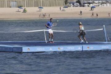 El tenista búlgaro Grigor Dimitrov y la canadiense Eugenie Bouchard durante un partido de exhibición en el ATP Acapulco Open.