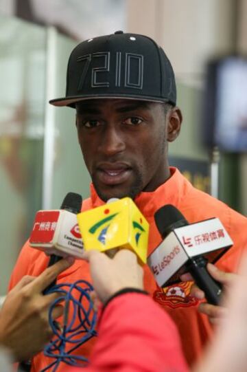 El delantero colombiano fue recibido por varios hinchas del Guangzhou Evergrande en el aeropuerto