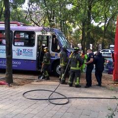 Autobús se impacta contra Metrobús en Reforma; hay más de 40 heridos