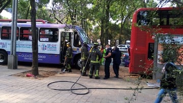 Autobús se impacta contra Metrobús en Reforma