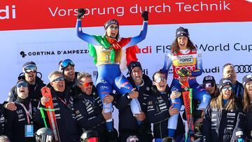 Cortina D'ampezzo (Italy), 18/01/2025.- Winner Sofia Goggia (L) of Italy with third placed Federica Brignone (R) and their team celebrate on the podium for the Women's Downhill race at the FIS Alpine Skiing World Cup in Cortina d'Ampezzo, Italy, 18 January 2025. (Italia) EFE/EPA/LUCIANO SOLERO