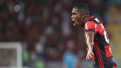 Berrío agradece la ovación que le dio la hinchada de Flamengo