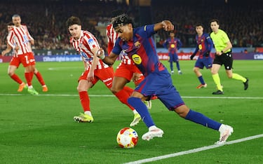 1-0. Fermín López saca en corto un córner para Lamine Yamal. El dorsal 10 encara y se va de Ademola Lookman, llega a la línea de fondo y termina con un pase de la muerte que llega a 
Marc Bernal que anota a placer.