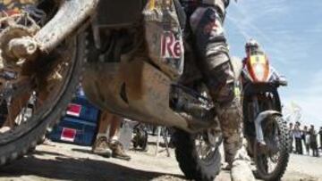 <b>EMBARRADO. </b>Despres acabó con su KTM muy embarrada.