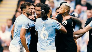 Tangana entre Rúben Dias y Richarlison.