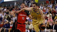 Tomas Satoransky y Lluis Costa luchan durante el Covirán Granada-Barcelona.