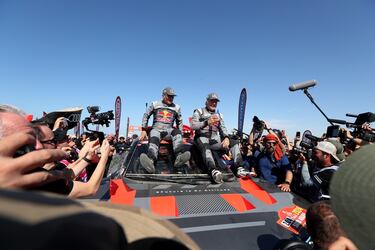 Carlos Sainz del equipo Audi Sport y su copiloto Lucas Cruz celebran su victoria después de ganar en la categoría de coches en Rally Dakar 2024.