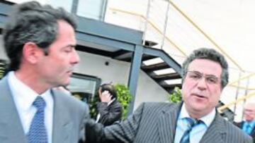 <b>OPTIMISTA. </b>Enrique Ortiz, ayer, en la puerta de la exposición del Real Madrid que se ha abierto en el Puerto de Alicante.