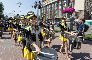 Banda musical que acompañaba la llegada de la copa de la Champions League a Kiev.