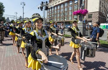 Banda musical que acompañaba la llegada de la copa de la Champions League a Kiev. 