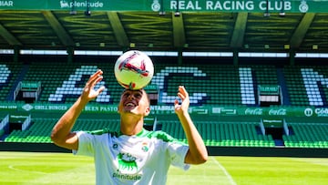 Jon Karrikaburu, en su presentación con el Racing.