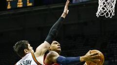 Bradley Beal lanza ante Ersan Ilyasova.