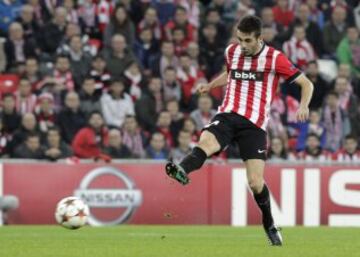 El centrocampista del Ath. de Bilbao, Markel Susaeta, golpea el balón para conseguir el segundo gol del equipo bilbaino, durante encuentro correspondiente a la fase de grupos de la Liga de Campeones, que han disputado esta noche frente al Bate Borisov en el estadio San Mamés, Bilbao.