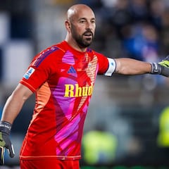 Pepe Reina y otras 6 estrellas que terminaron su carrera deportiva con una roja