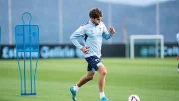 El defensa Marcos Alonso, durante un entrenamiento del Celta.