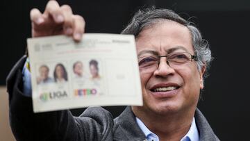 FILE PHOTO: Colombia's Gustavo Petro of the Historic Pact coalition shows his ballot before casting his vote at a polling station during the second round of the presidential election in Bogota, Colombia June 19, 2022. REUTERS/Luisa Gonzalez/File Photo