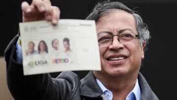 FILE PHOTO: Colombia's Gustavo Petro of the Historic Pact coalition shows his ballot before casting his vote at a polling station during the second round of the presidential election in Bogota, Colombia June 19, 2022. REUTERS/Luisa Gonzalez/File Photo